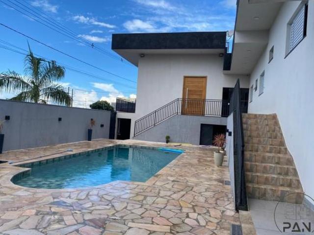 Casa para venda em Lívia I de 220.00m² com 3 Quartos, 2 Suites e 2 Garagens