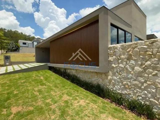 Casa para venda em Santa Cândida de 260.00m² com 3 Quartos, 3 Suites e 4 Garagens