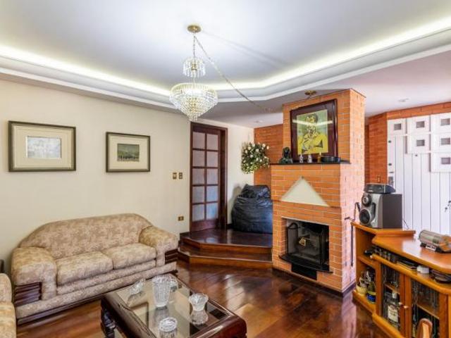 Casa para venda em Seminário de 206.00m² com 4 Quartos, 1 Suite e 4 Garagens