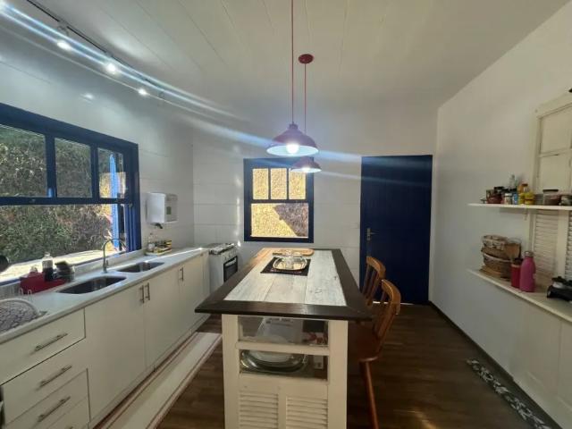 Casa para Venda em Petrópolis, Secretario, 3 dormitórios, 2 suítes, 3 banheiros, 6 vagas