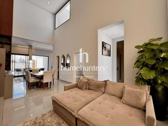 Casa para venda em Roncáglia de 175.00m² com 3 Quartos, 3 Suites e 4 Garagens