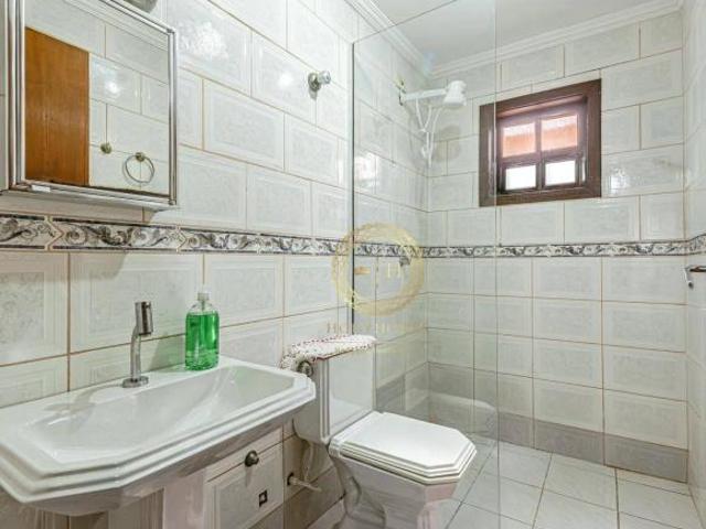 Casa para venda em Uberaba de 345.00m² com 5 Quartos, 3 Suites e 4 Garagens