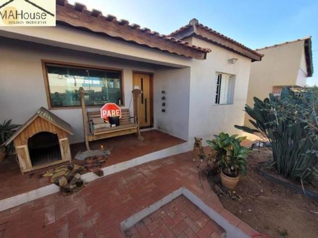 Casa para venda em Vila Hortência de 250.00m² com 3 Quartos, 2 Suites e 4 Garagens