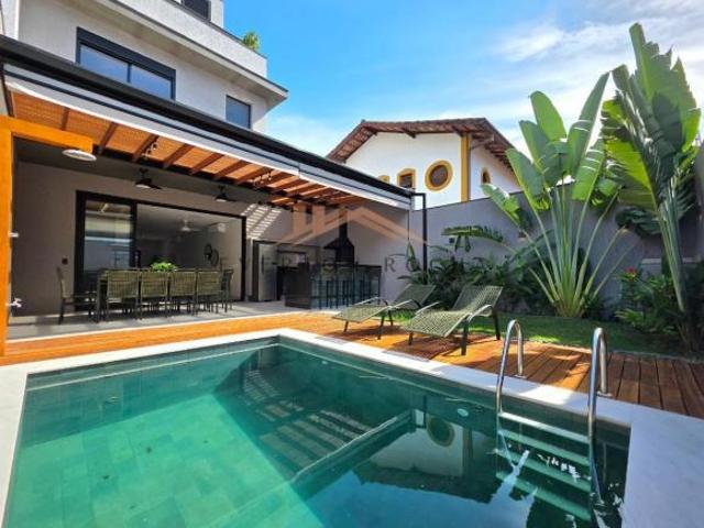 Casa para venda na praia de Juquehy com 4 suítes e piscina