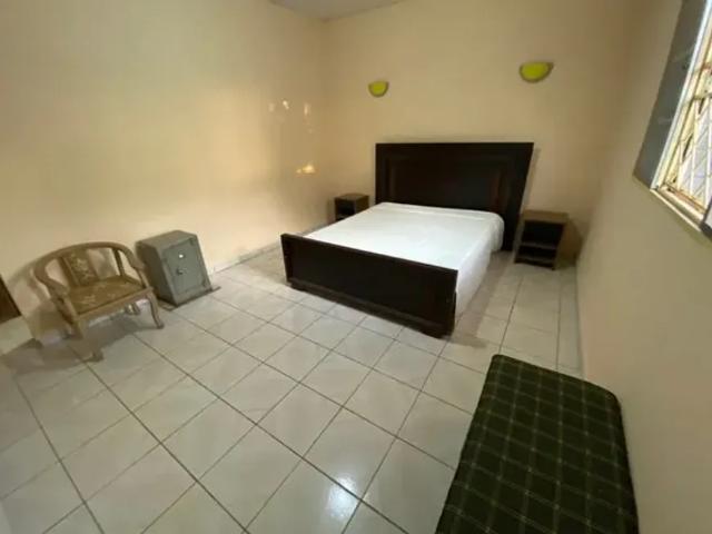 Casa para venda possui 180 metros quadrados com 4 quartos em Centro Rio Quente GO