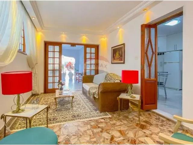 Casa para venda possui 275 metros quadrados com 5 quartos em Cambuci São Paulo SP