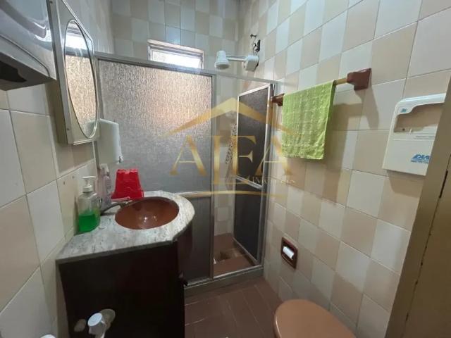 Casa para venda possui 212 metros quadrados com 8 quartos