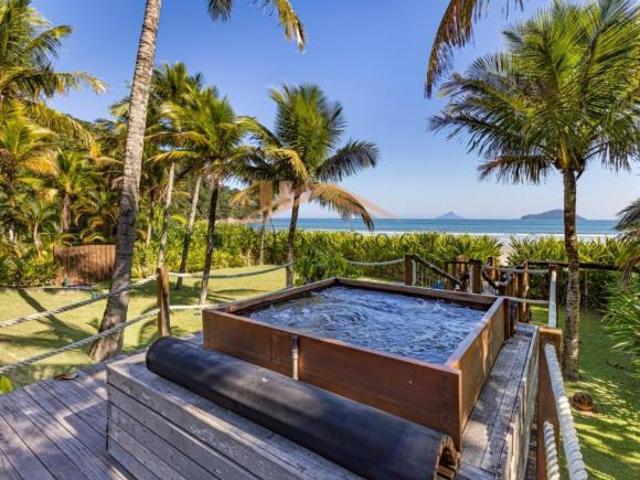 Casa para venda pé na areia com 7 quartos na praia da Baleia