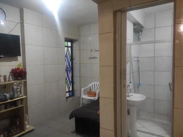 Casa para venda tem 53 metros quadrados em Carlito Pamplona Fortaleza Ceará