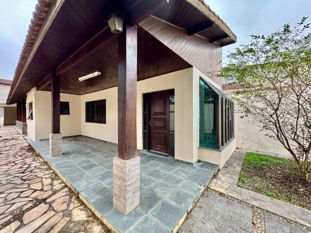 Casa para Venda/Aluguel com 4 quartos, 200 m² por R$ 690.000