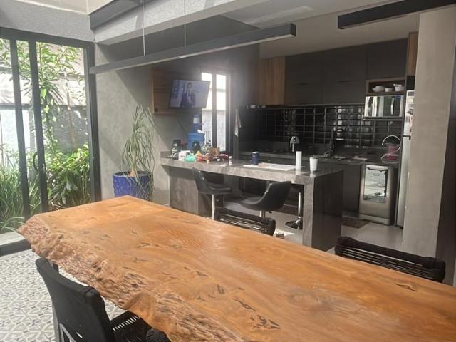 Casa para Venda/Aluguel com 3 quartos, 250 m² por R$ 2.200.100