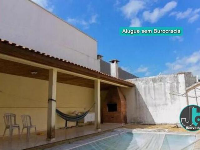 Casa para Vender no Guabirotuba | Lareira, Closet, Amplo Quintal e Opção Caução no Cartão