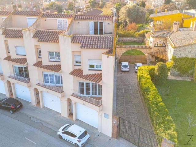 Casa pareada con jardín, terrazas y garaje doble a 5 min de las mejores playas de la Costa Brava