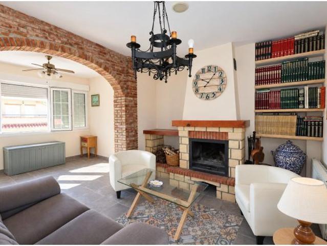 ? ¡CASA PAREADA CON PATIO, TERRAZA, TORREÓN Y GARAJE EN HÍJAR!