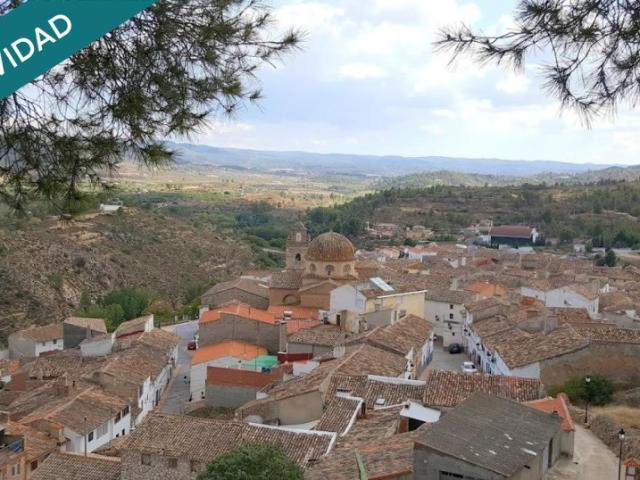 Casa pareada de cuatro dormitorios en pleno centro de Teresa de Cofrentes