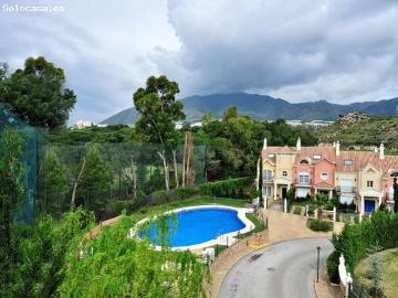 Casa pareada de gran tamaño en alquiler, ubicada junto al club de golf de