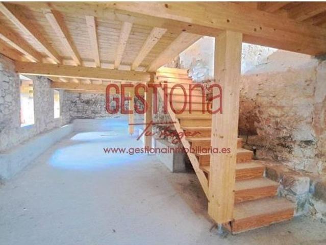 CASA PAREADA DE ESTILO MONTAÑES CON TERRENO. LIMPIAS