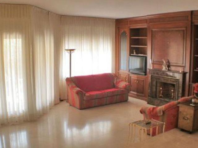 Casa pareada en alquiler en calle Gardenies, Alella, de 290 m² 4 habitaciones por 2.500
