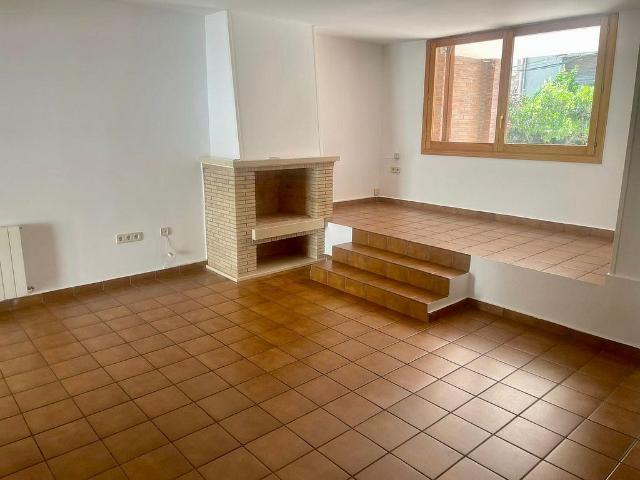 Casa pareada en alquiler en calle De Santa Rosa, Esplugues de Llobregat, de 242 m² 4 habitaciones por 3.250
