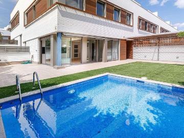Casa pareada en alquiler en calle Del Poble Amazic, Sabadell, de 341 m² 5 habitaciones por 3.480
