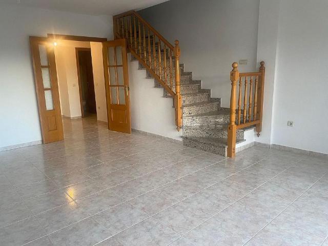 Casa pareada en alquiler en calle Olesa, Esparreguera, de 140 m² 4 habitaciones por 1.250