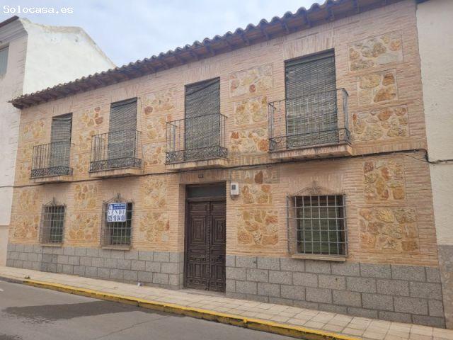 CASA PAREADA EN TRES PLANTAS