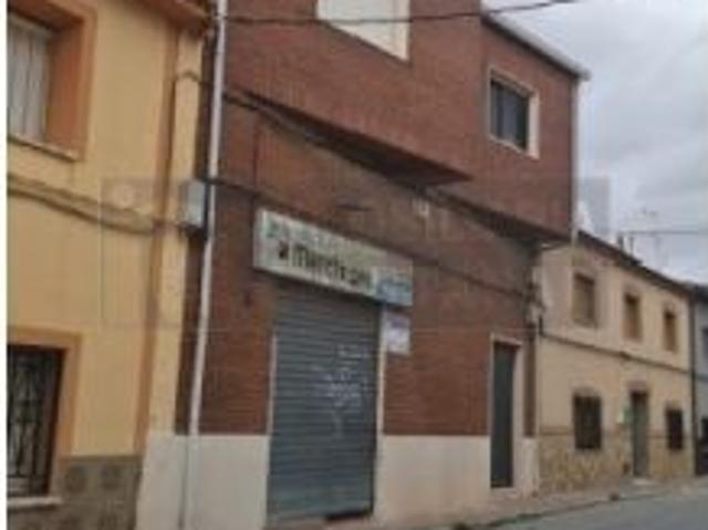CASA PAREADA EN TRES PLANTAS