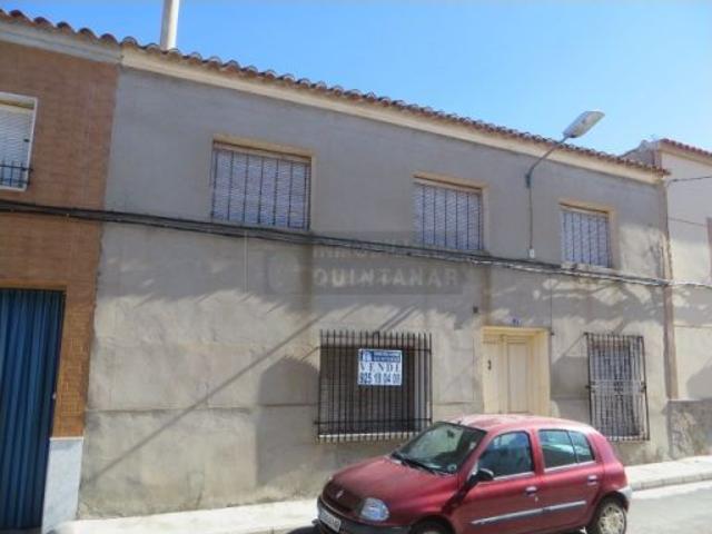 CASA PAREADA EN TRES PLANTAS