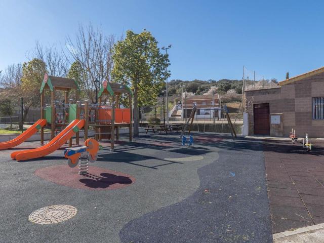 CASA PAREADA EN UN ENTORNO TRANQUILO