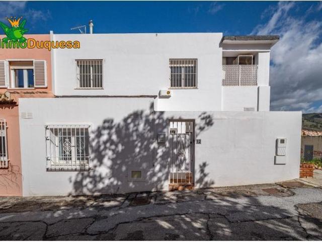 Casa pareada en Urb. El Serrallo con 5 dorm