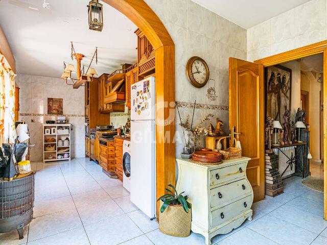 Casa pareada en venta en Colmenar Viejo, El Olivar La Magdalena. Descubre este magnífico chalet pareado en Colmenar Viejo, una propiedad que combina espacio, comodidad y una excelente ubicación.