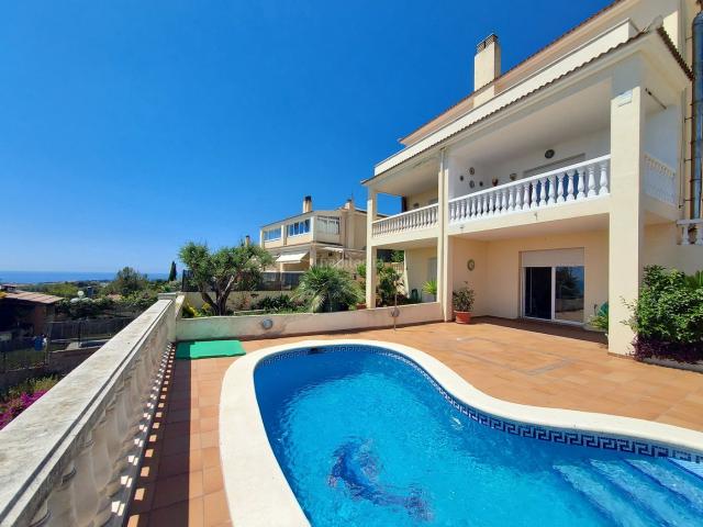 Casa pareada en venta en Coma ruga, Els Masos Els Garrofers Costa Dorada. CASA CON ASOMBROSAS VISTAS AL MAR Y PISCINA. Casas pareadas.