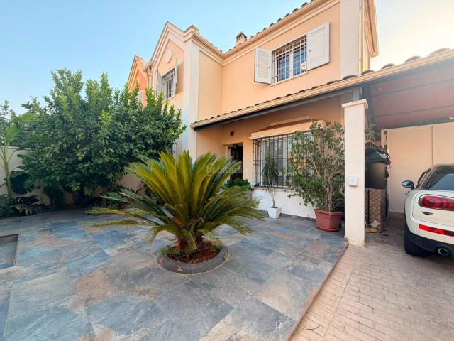 Casa pareada en venta en Córdoba, Paraíso Arenal La Colina. Exclusivo chalet pareado en Paraiso Arenal, con piscina, porche y sótano. Casas pareadas.