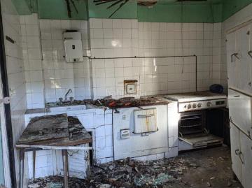 Casa pareada en venta en Corrales de Buelna Los. Oportunidad de inversión en Los Corrales de Buelna! Se vende vivienda de dos plantas con corralada, en estado de ruina, ubicada en. Casas pareadas.