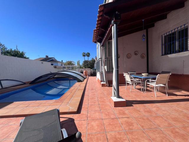 Casa pareada en venta en Cáceres, Casco Antiguo. Chalet pareado en Castellanos con piscina. Casas pareadas.
