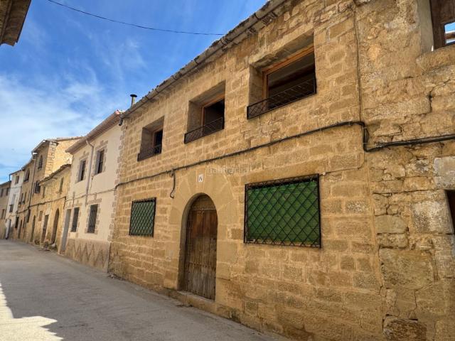 Casa pareada en venta en Calaceite. Calaceite Casa de pueblo con terreno. Casas pareadas.