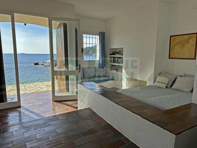 Casa pareada en venta en Calella de Palafrugell Costa Brava. Casa en venta en primera línea de mar en Calella de Palafrugell con vistas al Mediterráneo y acceso directo a la playa. Casas pareadas.