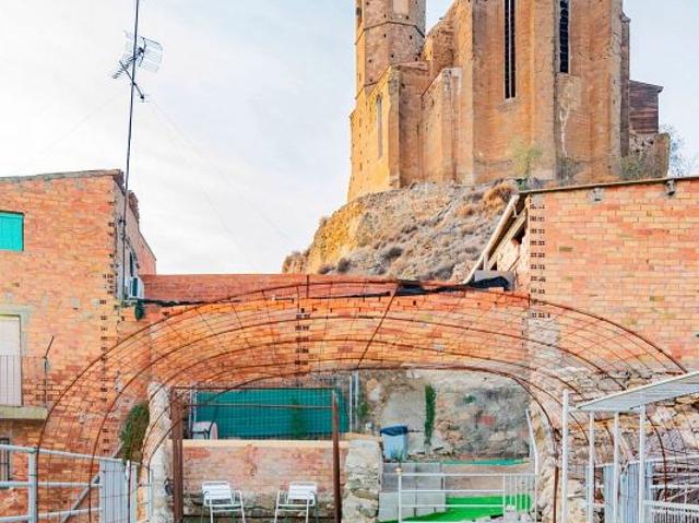 Casa pareada en venta en calle Costa, Castelló de Farfanya, de 161 m² 4 habitaciones por 105.000