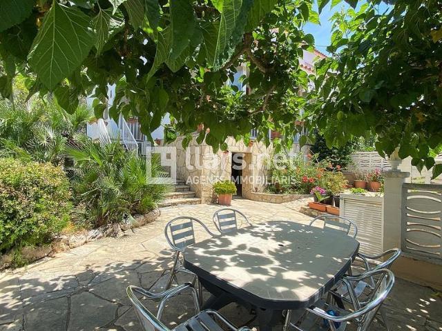 Casa pareada en venta en calle Cirerers, Cubelles, de 254 m² 6 habitaciones por 395.000