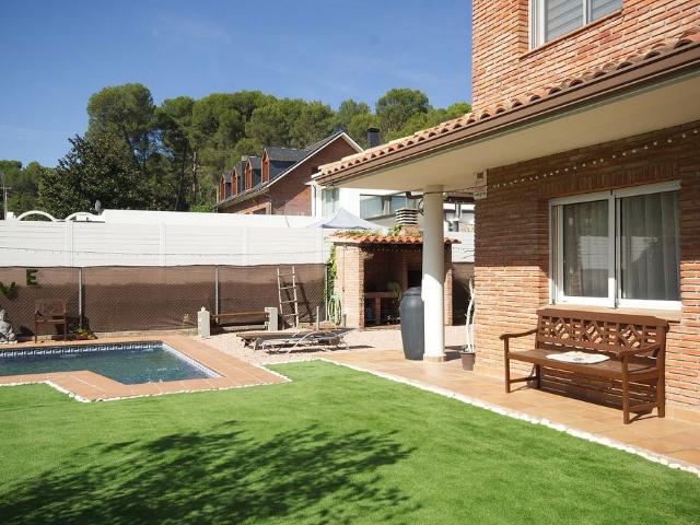 Casa pareada en venta en calle CL Santa Anna, Terrassa, de 270 m² 4 habitaciones por 665.000