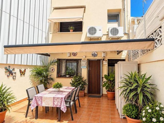 Casa pareada en venta en calle Agustí Pedro Pons, Santa Coloma de Cervelló, de 180 m² 3 habitaciones por 485.000