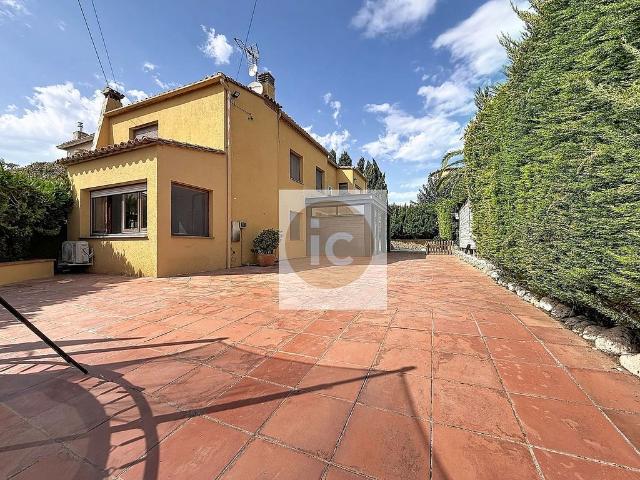 Casa pareada en venta en calle Alemanya, Torroella de Montgrí, de 257 m² 3 habitaciones por 420.000