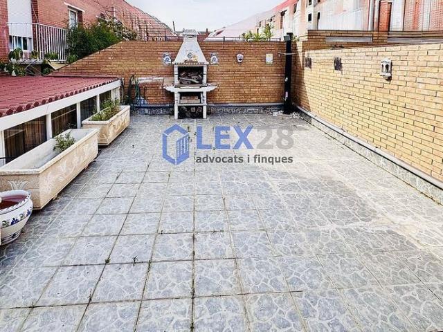 Casa pareada en venta en calle Garbí, Badalona, de 205 m² 6 habitaciones por 799.000