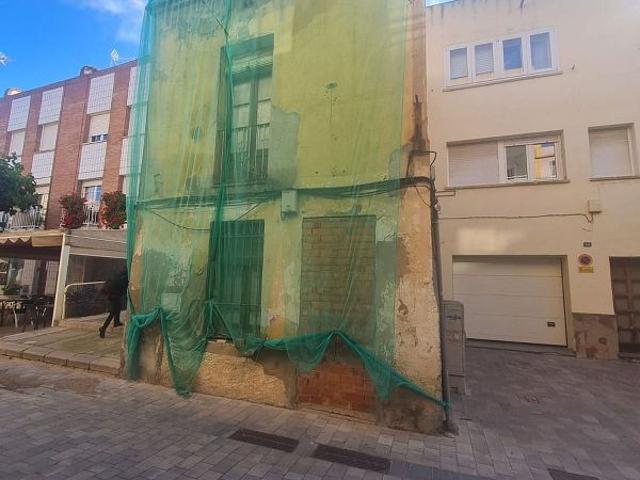 Casa pareada en venta en calle De Baix, Esparreguera, de 140 m² 3 habitaciones por 72.000
