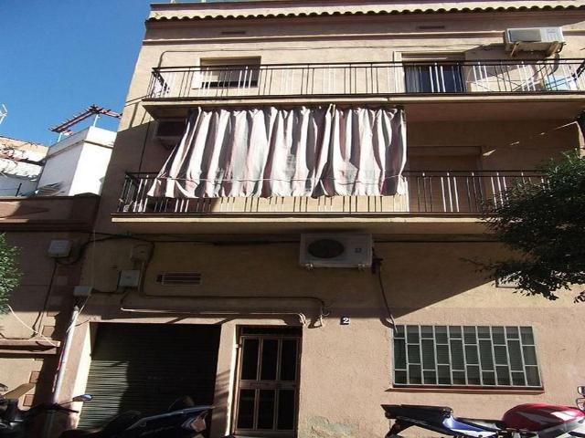 Casa pareada en venta en calle De Federico García Lorca, Badalona, de 52 m² 2 habitaciones por 66.000