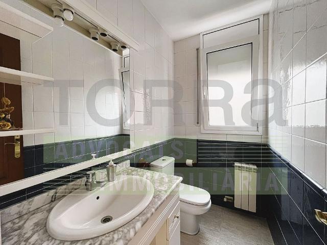 Casa pareada en venta en calle De Josep Tarradellas, Palau solità i Plegamans, de 290 m² 4 habitaciones por 569.965