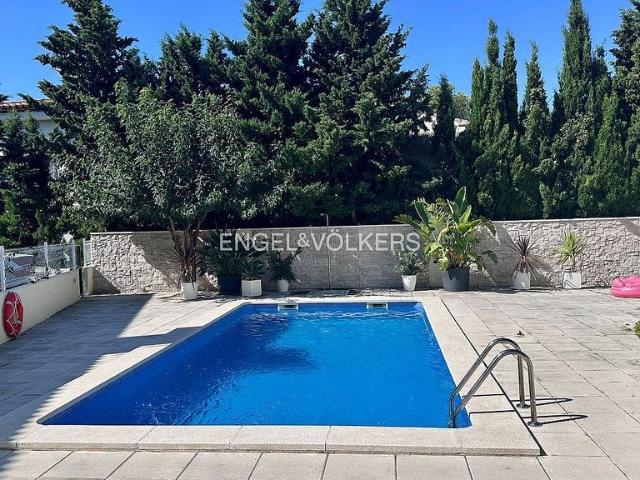 Casa pareada en venta en calle De la Magnòlia, Mont Roig del Camp, de 194 m² 4 habitaciones por 395.000