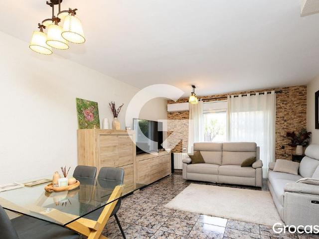 Casa pareada en venta en calle De Linares, Sant Vicenç dels Horts, de 96 m² 3 habitaciones por 405.000