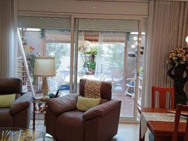 Casa pareada en venta en calle De Lleida, Sant Adrià de Besos, de 180 m² 3 habitaciones por 500.000