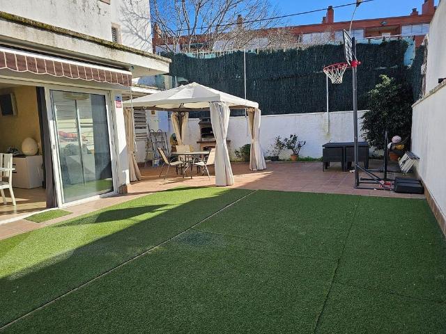 Casa pareada en venta en calle De Matagalls, Badalona, de 210 m² 6 habitaciones por 720.000